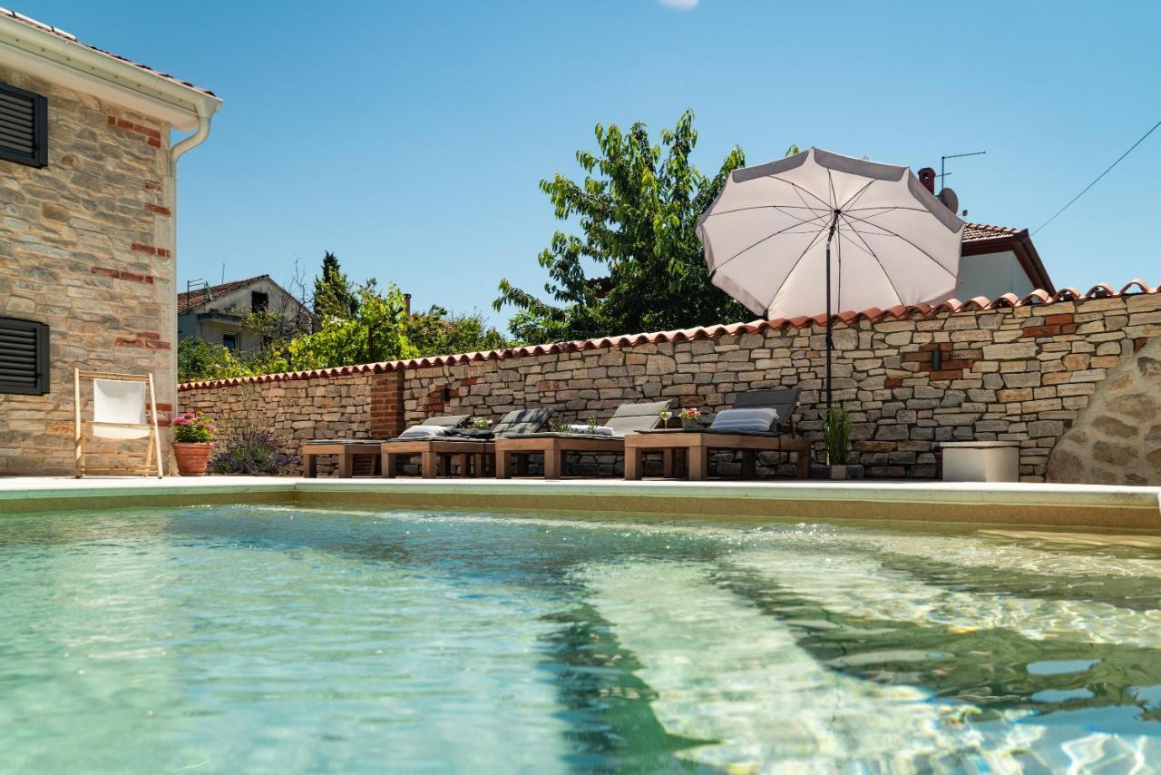 Ferienwohnungen VI La Mare With Heated Pool Zadar Buitenkant foto