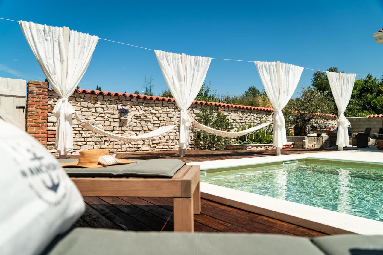 Ferienwohnungen VI La Mare With Heated Pool Zadar Buitenkant foto