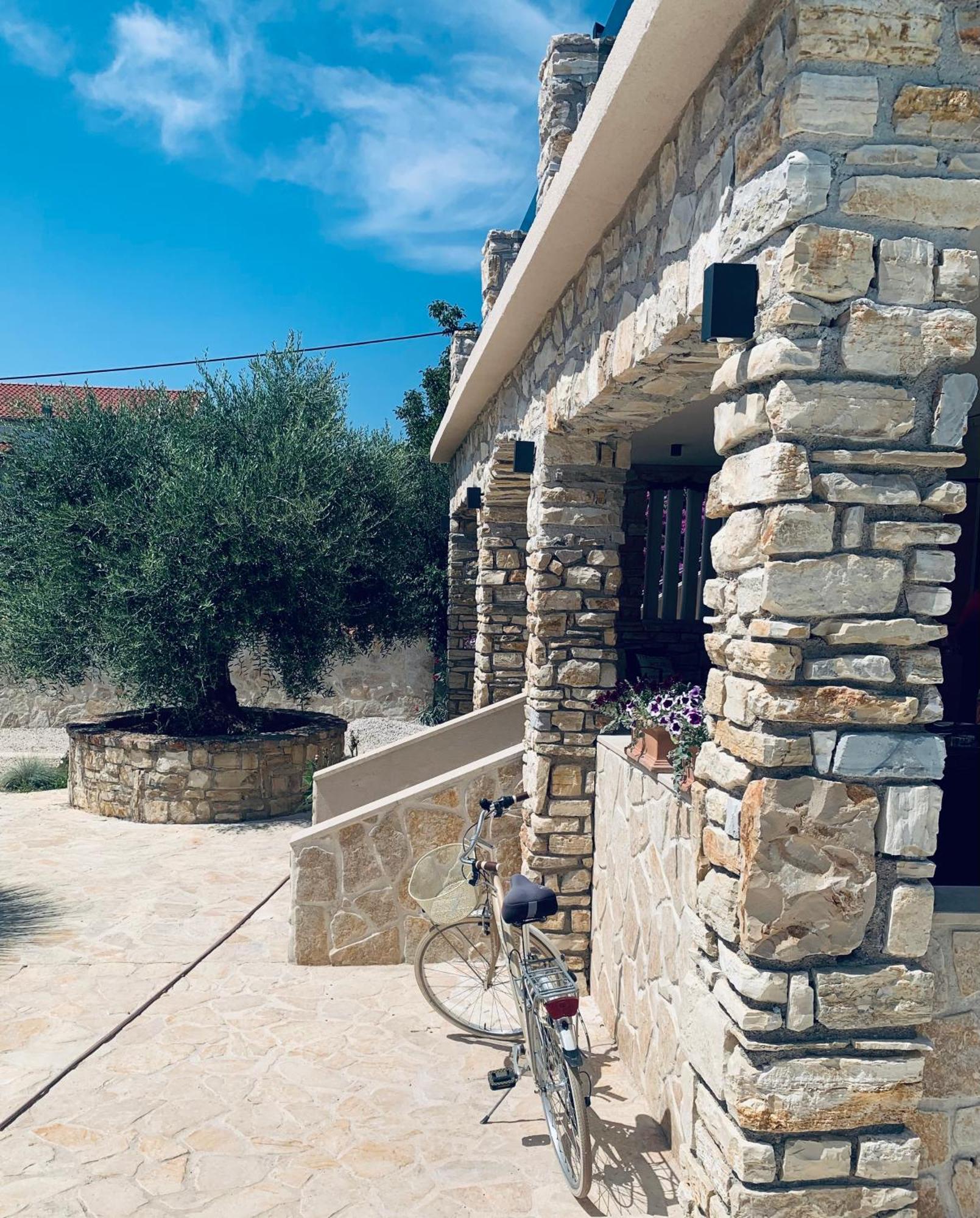 Ferienwohnungen VI La Mare With Heated Pool Zadar Buitenkant foto
